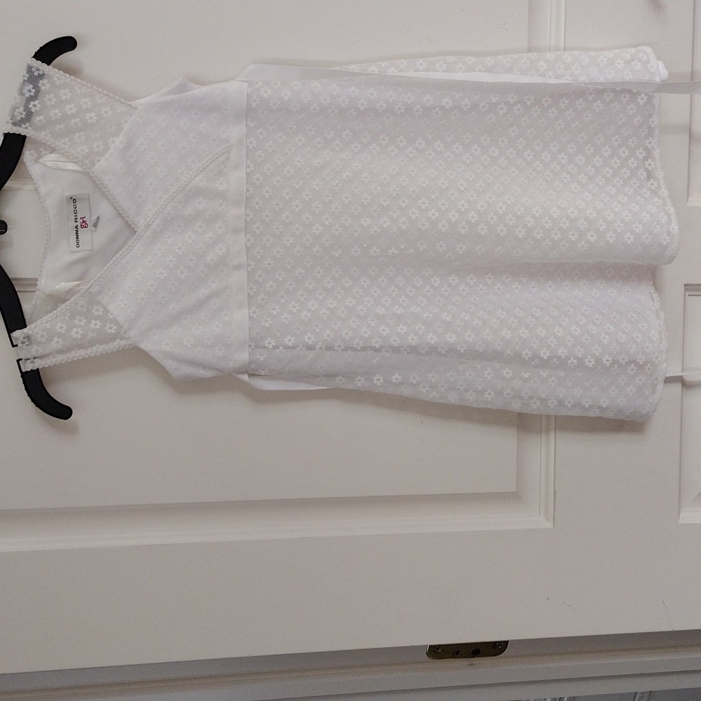 White lined lace girls dress size 8. Tie ribbon in back. Donna Ricco